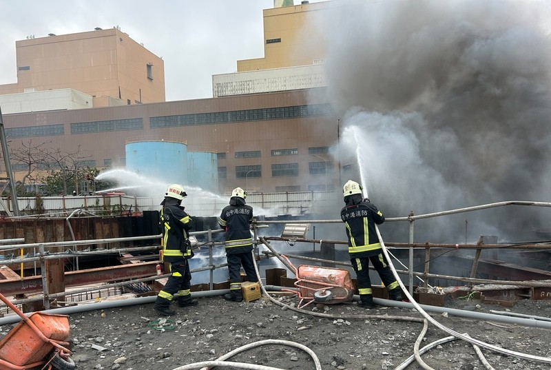 台中火力發電廠７日發生火警，所幸消防隊員順利控制火勢。圖／中央社