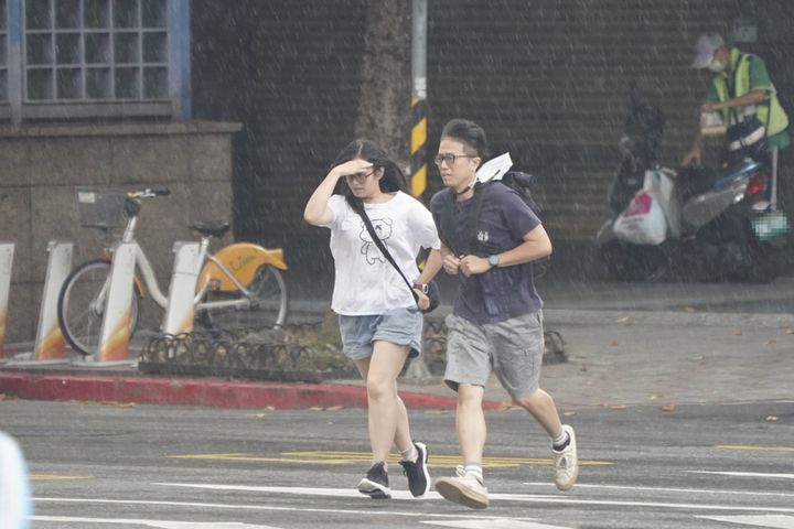 天氣持續不穩定，各地均可能降下大雨。圖/取自中央社