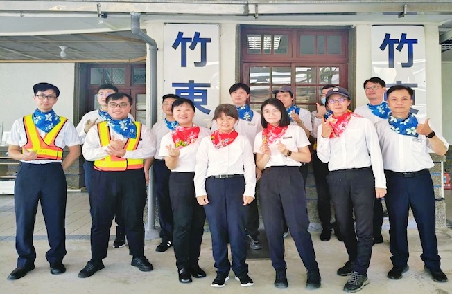 台鐵竹東火車站日前推出「好客領巾日」活動。圖／台鐵提供