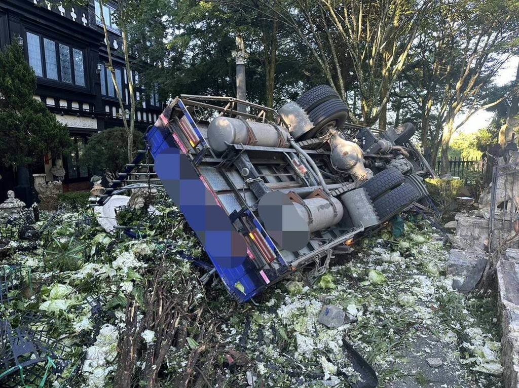 吳姓男子今日清晨駕駛滿載高麗菜的貨車行經歡山公路，疑下坡彎道車速失控，直接撞上路旁高級民宿。圖/中央社