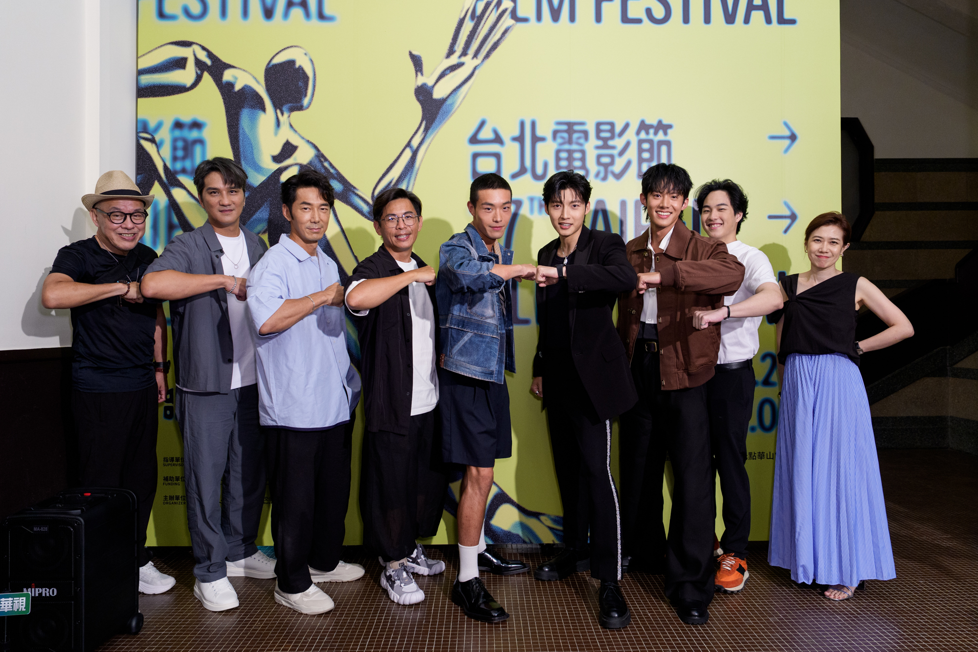 北影閉幕片《進行曲》進行世界首映，左起為監製陳鴻元、演員馬志翔、李李仁、導演姜瑞智、演員牧森、劉育仁、余杰恩、賴宥成、監製陳慧如合體亮相。圖/台北電影節提供