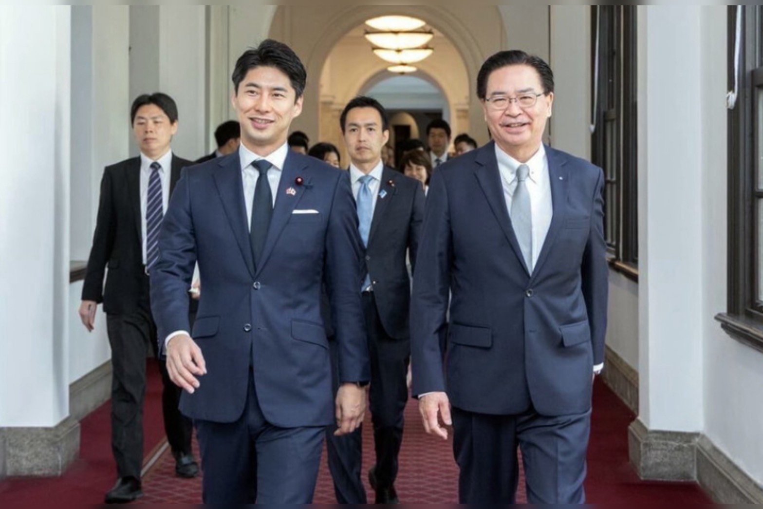 圖為國安會秘書長吳釗燮（前右）5月2日會見自民黨青年局長、眾議員中曾根康隆（前左）率領的訪團。圖/中央社