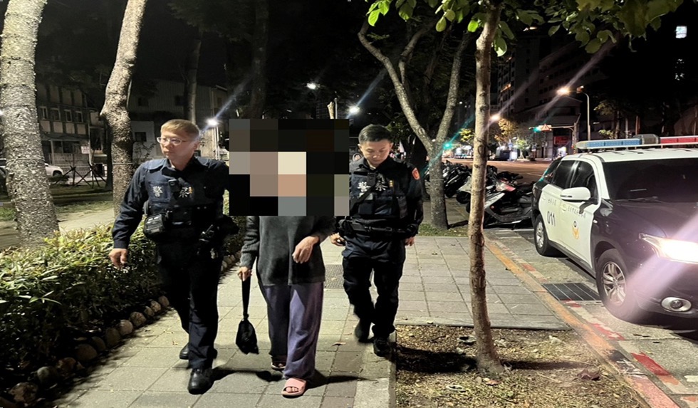 士林分局警員陳立凱（左）與何高宇（右）熱心協助婦人平安返家。圖/士林分局提供