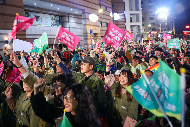 美學者投書美國《紐約時報》指出，主張台獨的正副總統搭檔當選，台灣問題想要和平解決恐怕更困難。圖為開票之夜綠營現場歡騰的氣氛。中央社