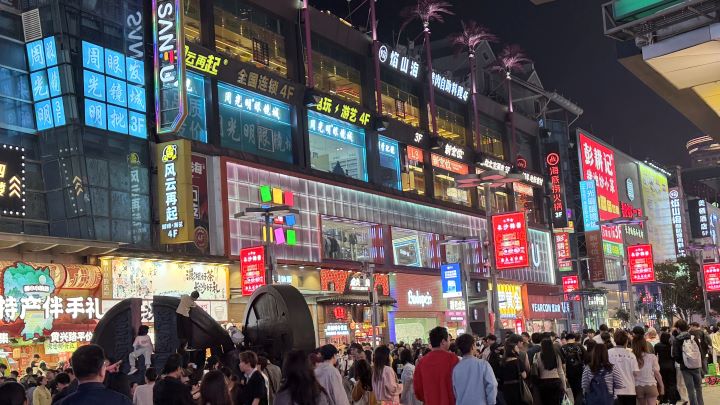   「黃興步行街」已成為集購物、餐飲、娛樂、文化與旅遊於一體的城市核心地帶。圖/記者陳素貞攝