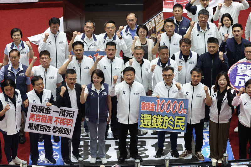 立法院會11日經表決三讀通過國民黨團所提的「因應國際情勢強化經濟社會及民生國安韌性特別條例」，匡列特別預算經費上限為新台幣5450億元，並明定每人普發現金1萬元。圖為國民黨立委議場合影。圖/中央社
