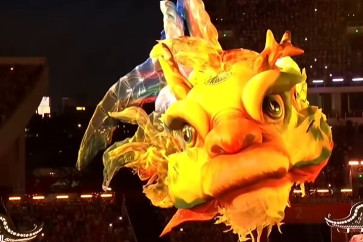 巨型鰲魚化龍之姿震撼蒼穹，為典禮帶來高潮。圖/取自央視直播