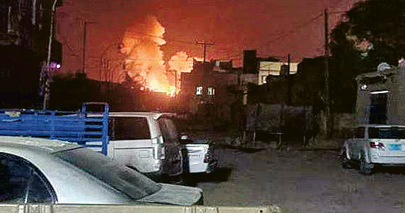 美英聯軍日前空襲葉門「青年運動」據點後，首都沙那附近發生大火。圖/取自新華社