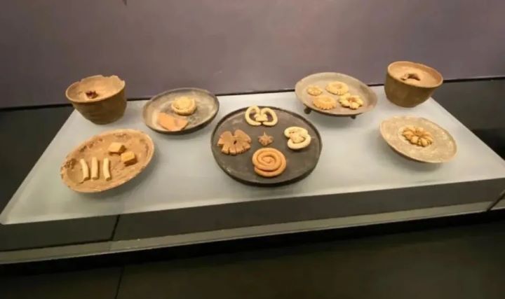 阿斯塔那古墓群除了唐代圓餅外,也出土不少古代麵食及糕點,包括餃子、馕以及不同造型的花式點心。圖/取自《新疆日報》