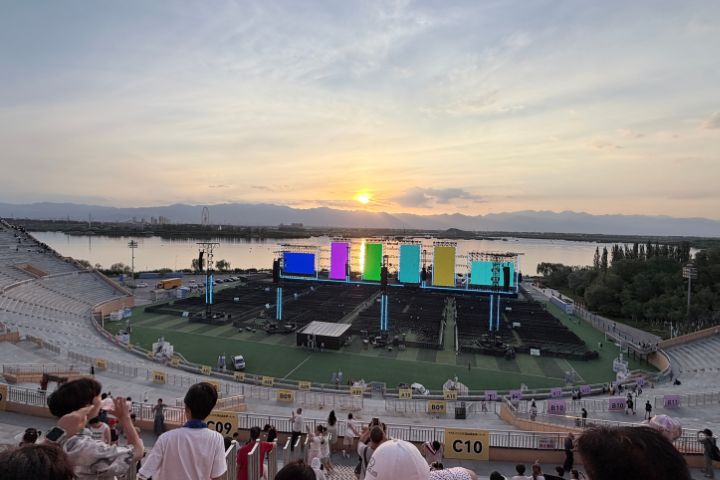 接近傍晚時分,夕陽緩緩落向賀蘭山後方,天空從金黃、橘紅一路漸層到淡紫色,覽山公園像披上一層溫柔的金色光芒。圖/記者陳素貞攝