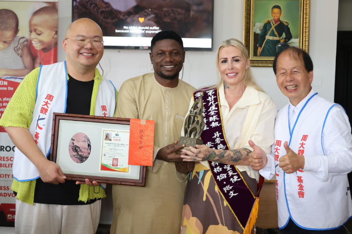 送暖到西非　周大觀基金會首赴奈及利亞　表彰丹麥慈善人士「全球熱愛生命獎章」