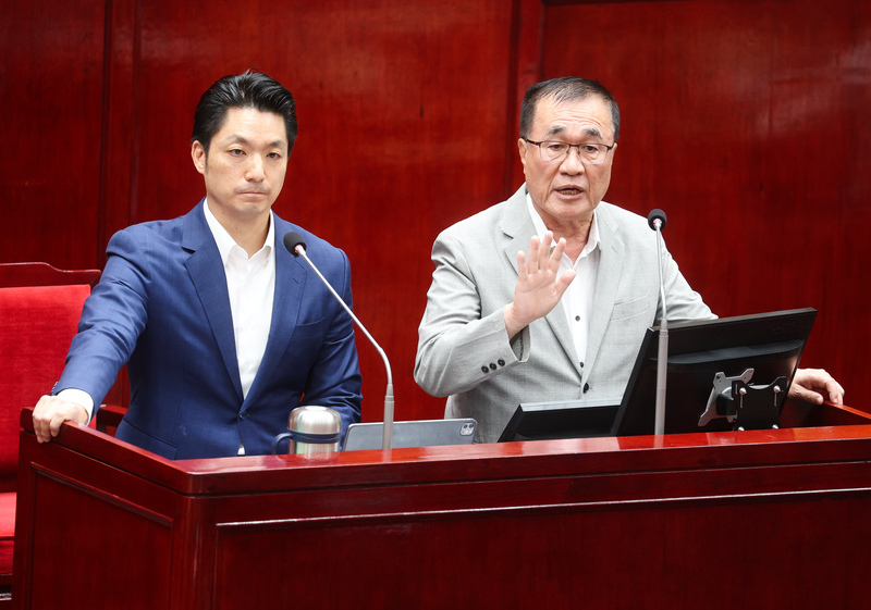 台本市長蔣萬安、副市長李四川列席台北市議會備詢，回應議員關注「輝達」台灣總部用地相關議題。圖/中央社