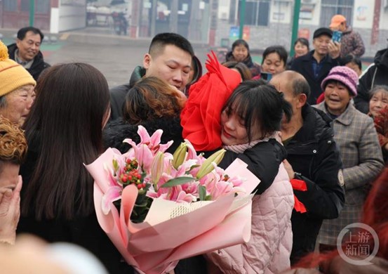 鄧氏夫婦與女兒相擁而泣。圖／取自人民日報