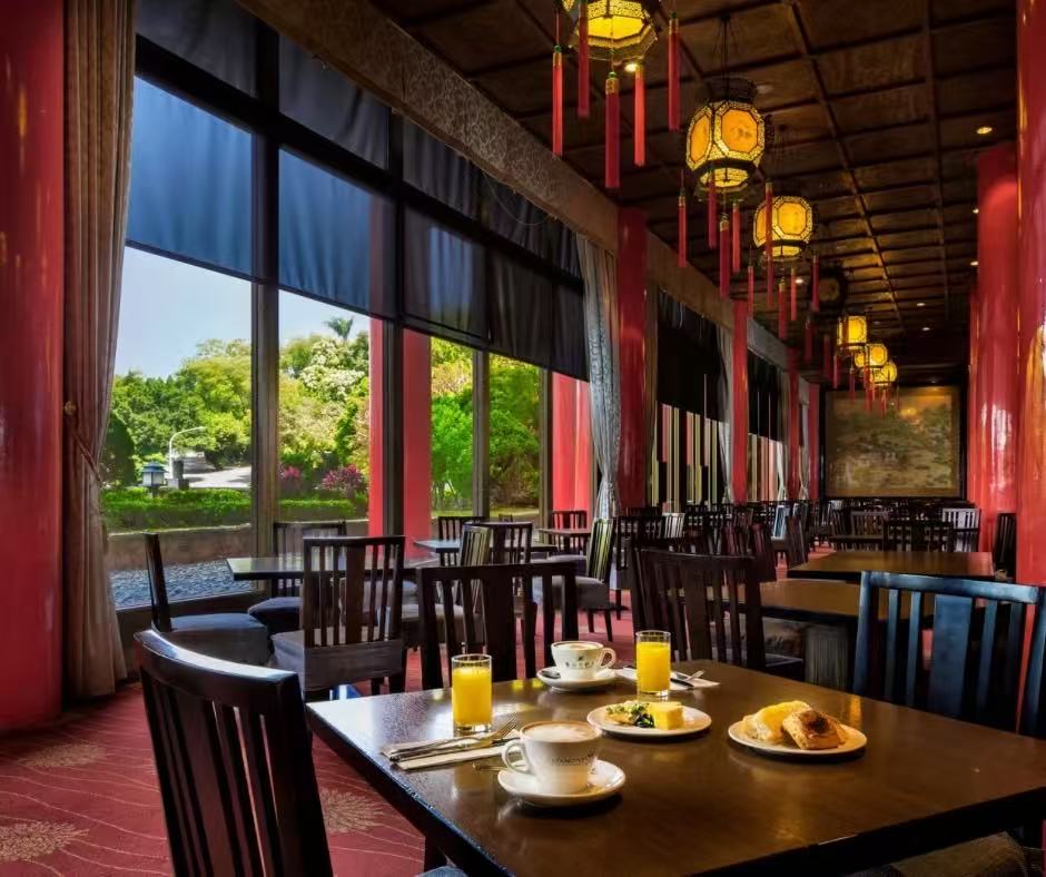 翌日早晨在松鶴餐廳享用豐盛早餐，延續從食、宿到遊樂的貼心款待，感受專屬於圓山的經典儀式感。圖／圓山大飯店提供