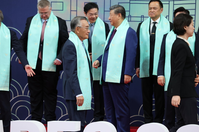 APEC峰會合影 台灣代表林信義從習近平面前走過 全程零互動