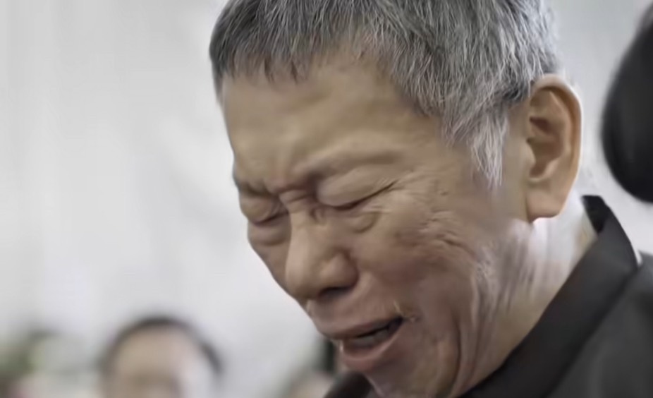 ＭＶ中放入在押的前台北市長柯文哲出席父親告別式的畫面。圖/取自吳宗憲臉書