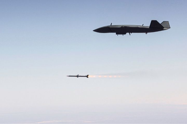 2025年12月，MQ-28「幽靈蝙蝠」無人機發射AIM-120飛彈。圖/取自澳洲國防部