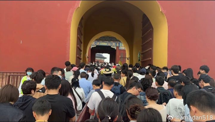大陸「五一」出遊，北京是20至30歲年輕旅客的熱門選擇。圖/取自amadan518微博