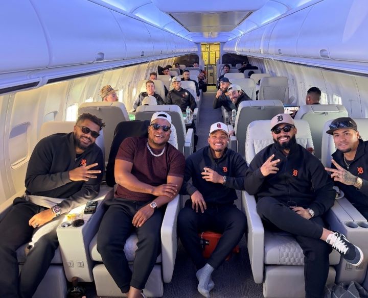  底特律老虎27日全隊啟程飛往亞特蘭大，準備與勇士隊展開三連戰。球員搭機合照，其中台灣好手李灝宇（第二排背對鏡頭者）以俐落短髮背影入鏡，未正面看向鏡頭。圖/取自Gleyber Torres IG