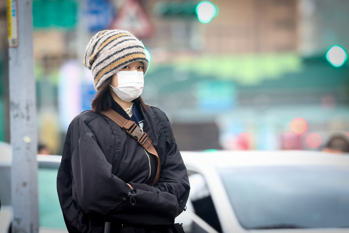 東北季風稍強迎風面雲雨增加　元旦迎強烈大陸冷氣團平地探7度