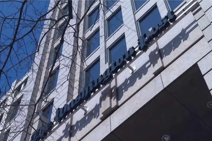 裁員風暴引發動盪　《華盛頓郵報》發行人突請辭　結束爭議任期