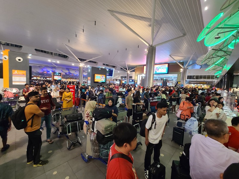 微軟19日發生全球大當機後，馬來西亞吉隆坡國際機場第二航廈（KLIA 2），下午起出現排隊人潮。 圖／中央社