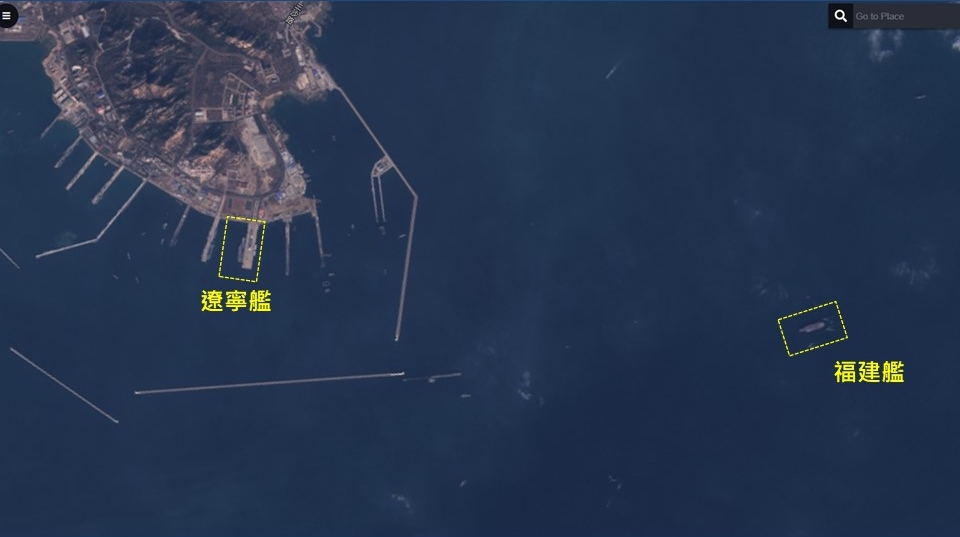  前海軍艦長呂禮詩根據衛星影像圖指出遼寧艦與福建艦同框青島軍港。圖/取自呂禮詩臉書
