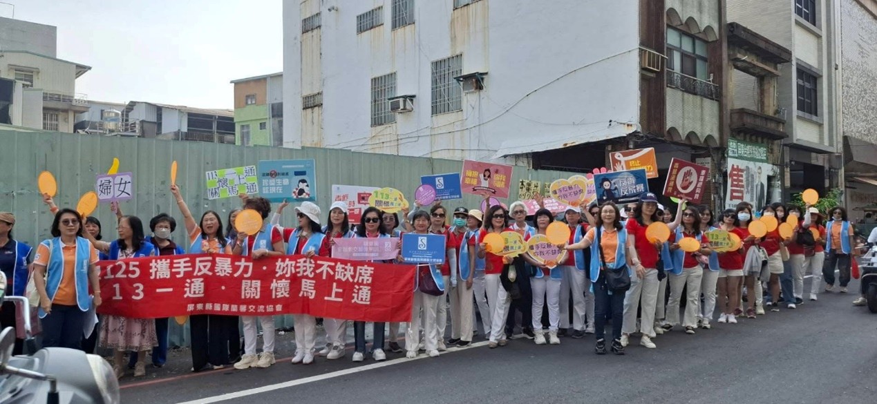南一區屏東縣會、屏東善馨會、逐夢會於民生路郵政總局前遊行宣導。圖／國際蘭馨交流協會提供