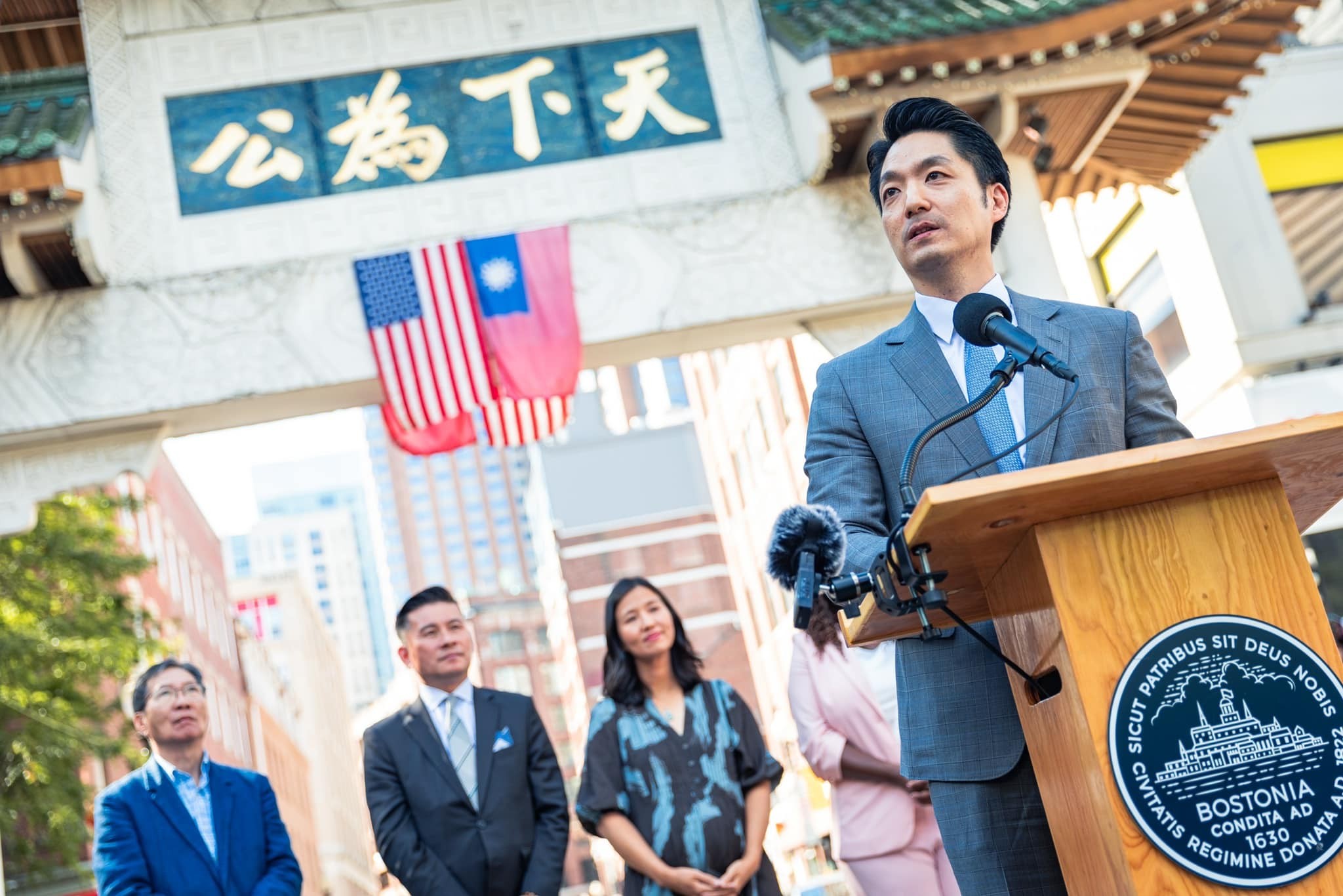 中山女高事件在台北市議會延燒，民進黨市議員劉耀仁質疑是否應持續兩岸教育交流，還酸台北市長蔣萬安「拿出曾祖父的魄力啦！」對此，蔣萬安表示「我當然有魄力啊，那議員發揮你的影響力請民進黨道歉（挺戒嚴），你幹嘛扯我曾祖父？」圖/取自蔣萬安臉書