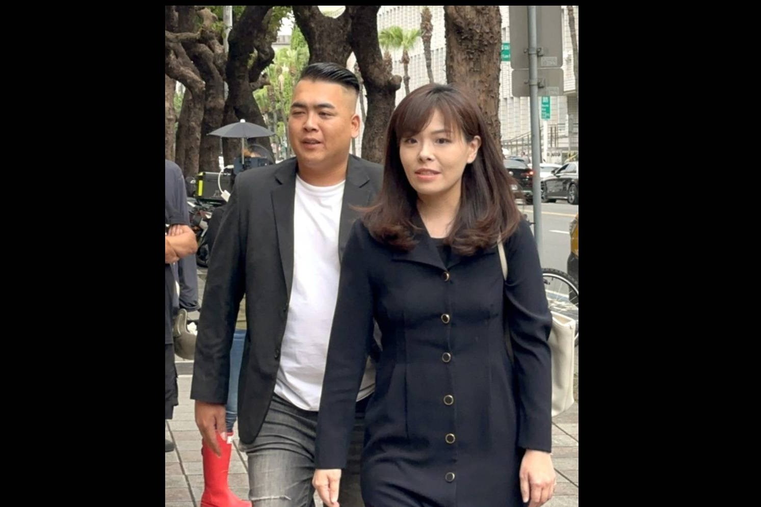 遭停職中的新竹市長高虹安（右1）5月28日因誣告案赴台灣高等法院。圖/中央社