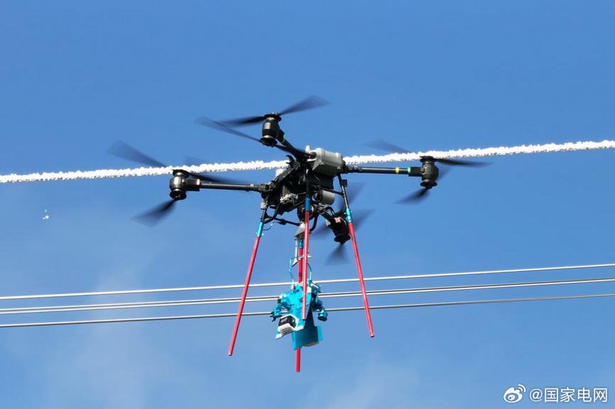 「無人機＋除冰機器人」搭配進行高空除冰。圖/取自國家電網官博