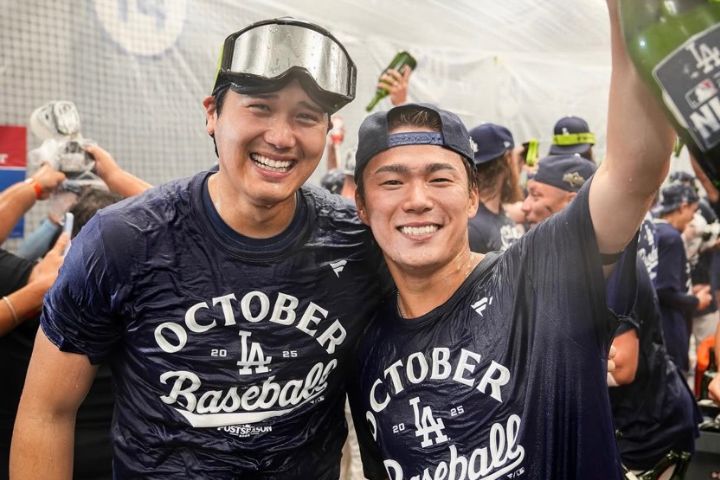 大谷翔平（左）與山本由伸開心慶祝晉級季後賽第二輪圖/取自MLB IG