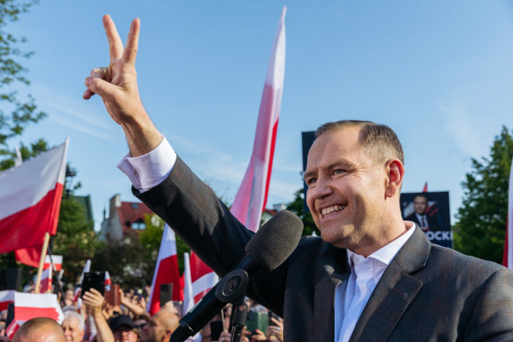 激進右翼候選人納夫羅茨基，在波蘭總統選舉中以些微差距勝出。圖/取自納夫羅茨基臉書