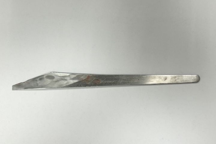 台南驚傳當街砍人　男腹部中刀強忍痛求援　手持足療刀追至派出所幸及時壓制