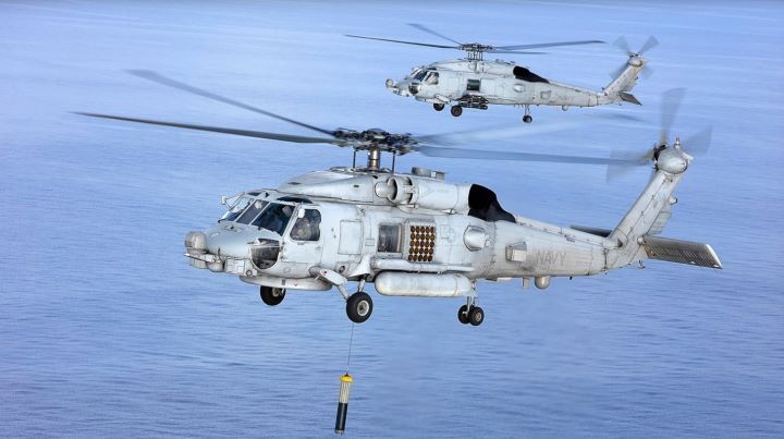 MH-60R可搭載機載雷達、吊放聲納及聲納浮標等感測設備,能從空中搜索、定位水下目標,再配合反潛魚雷執行攻擊任務。圖/取自Lockheed Martin官網