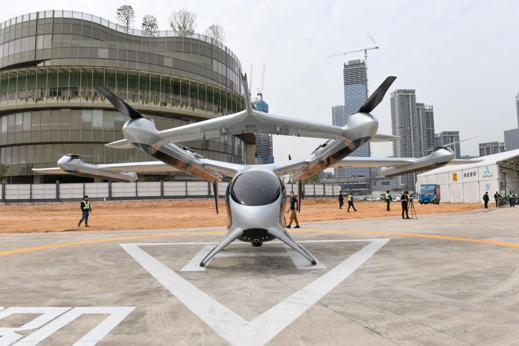 大陸正發展低空經濟，圖為大陸空中計程車「峰飛航空」開發的eVTOL盛世龍。圖／取自新華社