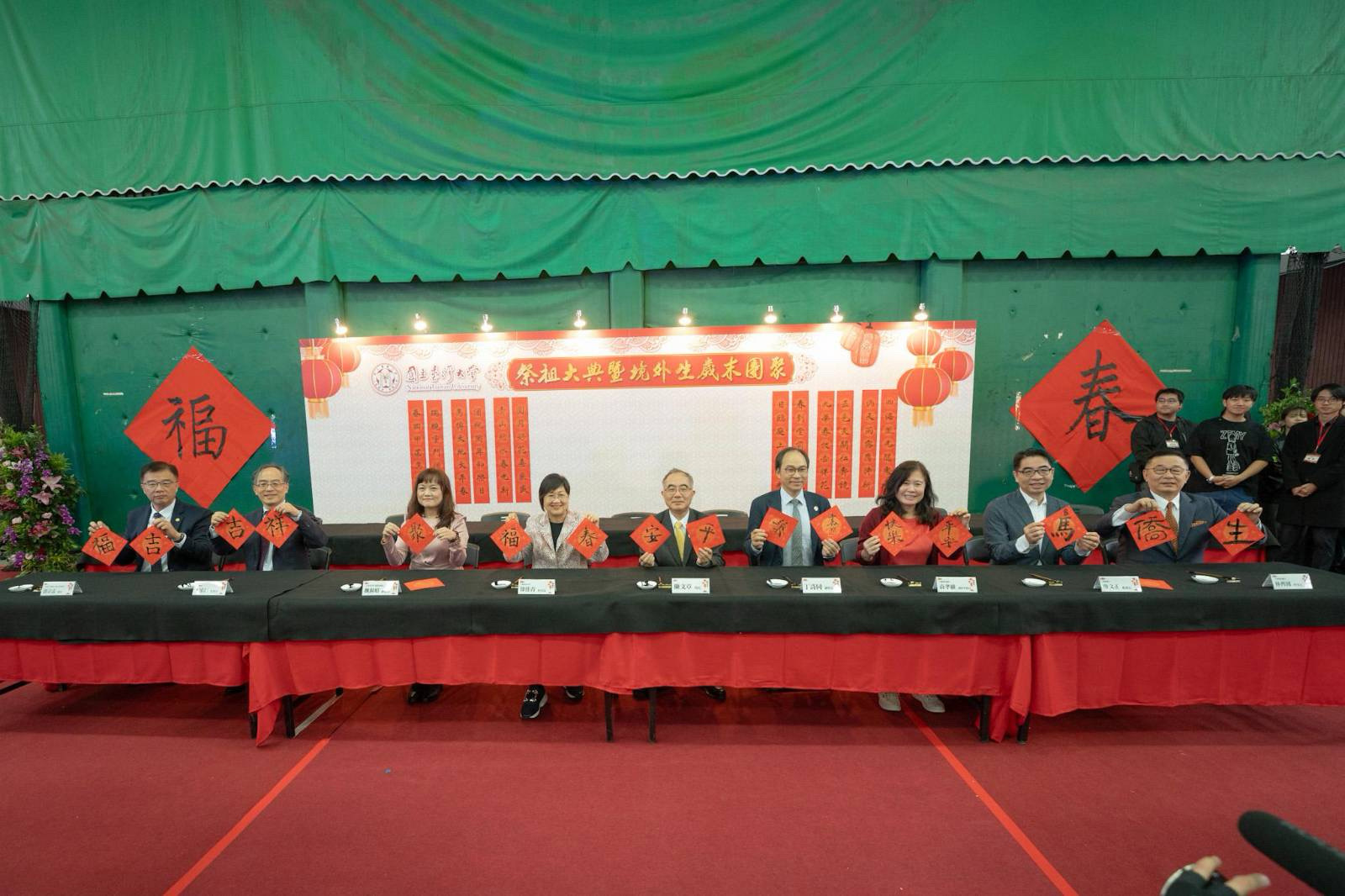 陸委會、台港合作策進會人員與港澳僑台一起揮毫。圖/取自台港合作策進會