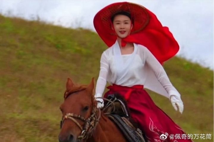 賀嬌龍生前因雪地策馬宣傳當地農產與旅遊爆紅，帶動新疆文旅形象。圖/取自佩奇的萬花筒微博