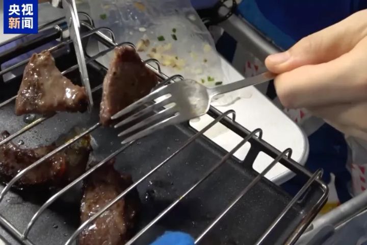 大陸太空人近日在軌完成全球首次「太空烤肉」，成功烤製雞翅與牛排。圖/取自央視