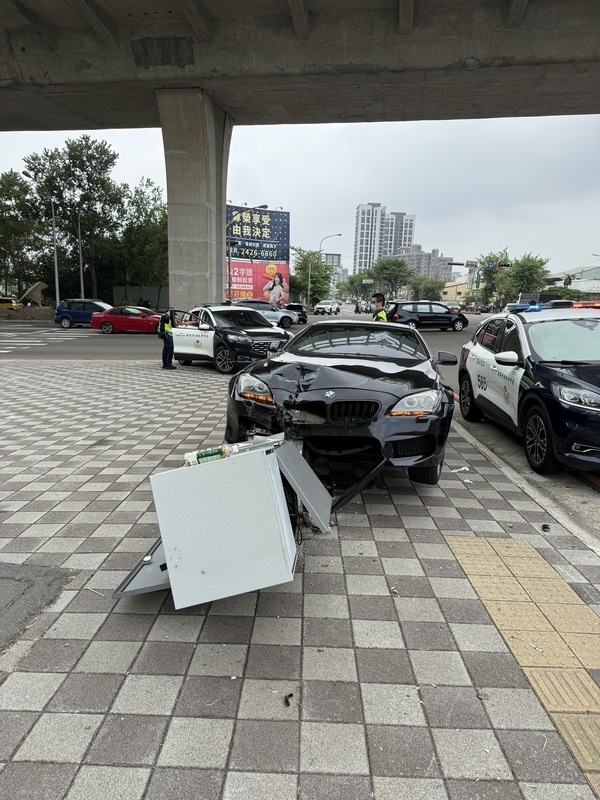 白男昨駕駛黑色BMW，撞死行人後肇逃，不久後在路邊自撞變電箱落網。圖/中央社