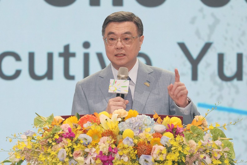 行政院長卓榮泰(圖)17日稱歲計賸餘不足，若普發現金需舉債1014億元；不過藍委立即指出，根據慣例，7月底會辦決算，會將去年超收的稅金5283億元入帳，根本不用舉債即可普發現金，卓榮泰就是在玩數字時間差的爛招。圖為卓榮泰16日在台北南港展覽館2館出席第55屆全國技能競賽開幕典禮。圖/中央社