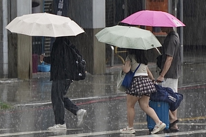 西南風增強中南部局部大雨　南部周六防豪雨