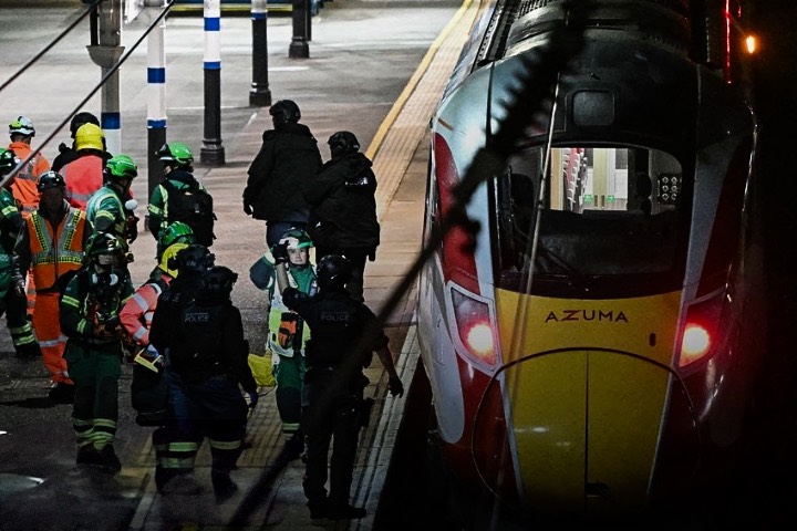 英國列車驚傳持刀攻擊釀9人命危　反恐警察介入調查