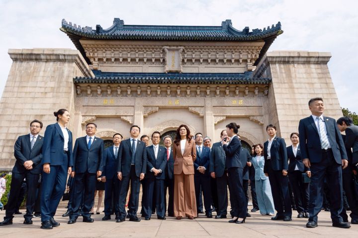  中國國民黨主席鄭麗文8日前往南京中山陵謁陵，呼籲兩岸應在歷史基礎上尋求和解，推動對話與和平發展。圖/取自鄭麗文臉書