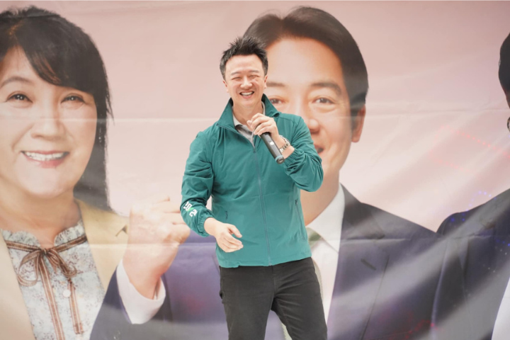 政治名嘴李正皓19日遭不明人士以辣椒水攻擊眼部。圖／取自李正皓臉書