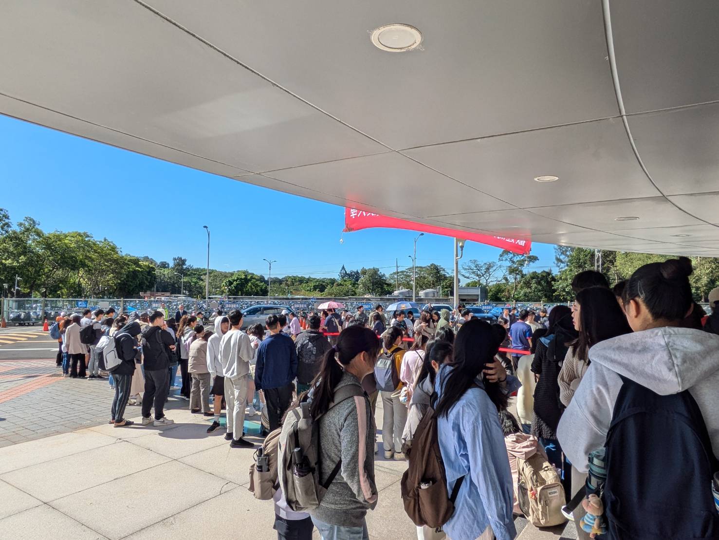 許多桃園民眾及長庚大學學生一早便到文物館外等待馬龍到來。圖/高陸攝