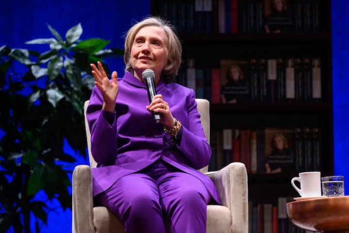 避開藐視國會指控　柯林頓夫婦最後一刻同意為艾普斯坦案作證