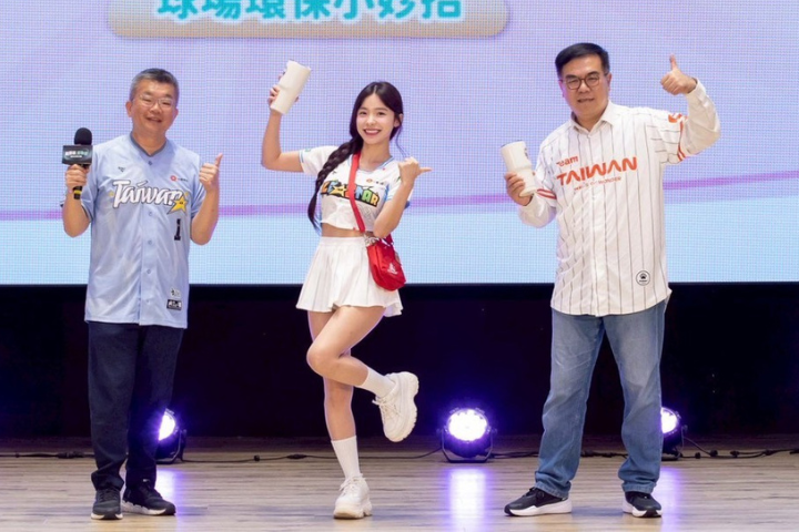 彭啓明請假未勘災卻同台啦啦隊女神！網諷：李多慧比災民重要