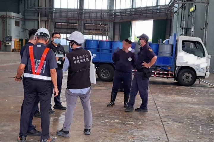 囂張 業者兩度硬闖屏東焚化廠「偷倒廚餘」 萬丹1畜牧場遭法辦