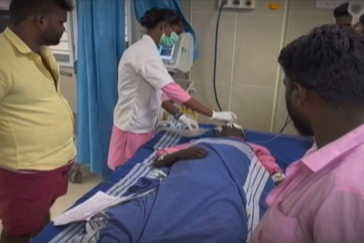 印度發生大規模假酒中毒事件，目前還有百人在醫院接受治療。圖/取自NDTV官方《YouTube》頻道